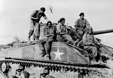 Indische Panzerbesatzung auf ihrem Sherman